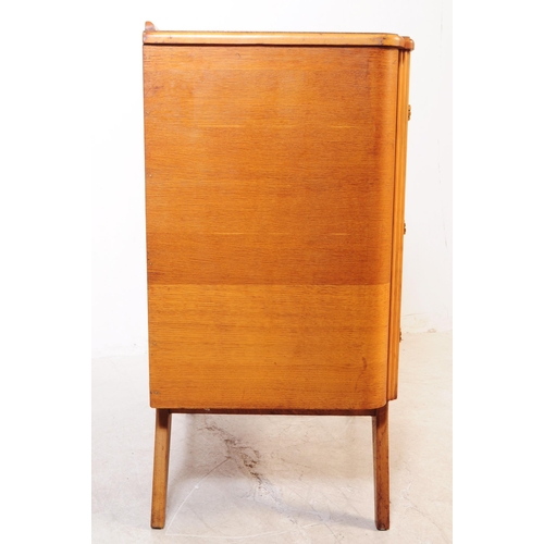 725 - British Modern Design - A mid 20th century circa 1950s oak chest of drawers. The chest of drawers ha... 