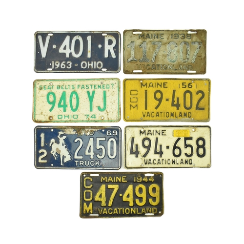 47 - Automobilia - A mixed collection of vintage 20th century American car number plates dating from the ... 