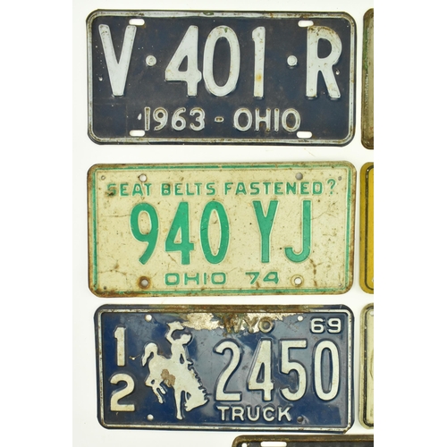 47 - Automobilia - A mixed collection of vintage 20th century American car number plates dating from the ... 