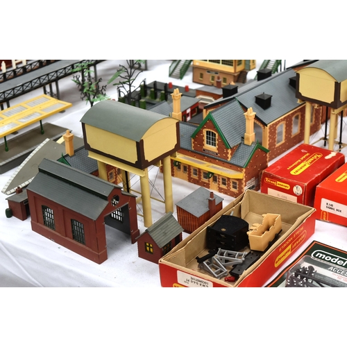 110 - Model Railway - a large collection of assorted OO gauge model railway trackside accessories to inclu... 