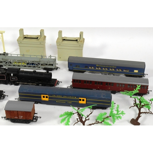 125 - Model Railway - a collection of assorted OO gauge model railway trainset locomotives, rolling stock ... 