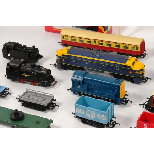 125 - Model Railway - a collection of assorted OO gauge model railway trainset locomotives, rolling stock ... 