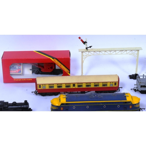 125 - Model Railway - a collection of assorted OO gauge model railway trainset locomotives, rolling stock ... 