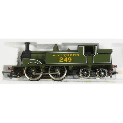 135 - Model Railway - x3 Hornby OO gauge model railway trainset locomotive engines comprising; R103 M7 Cla... 