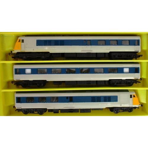 143 - Model Railway - x2 Triang / Hornby OO gauge model railway trainset locomotive engines comprising; RS... 