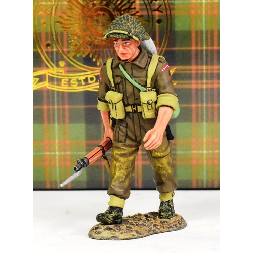 171 - King & Country - x2 original King & Country 1/30 scale hand painted models comprising; DD168 Rifle a... 