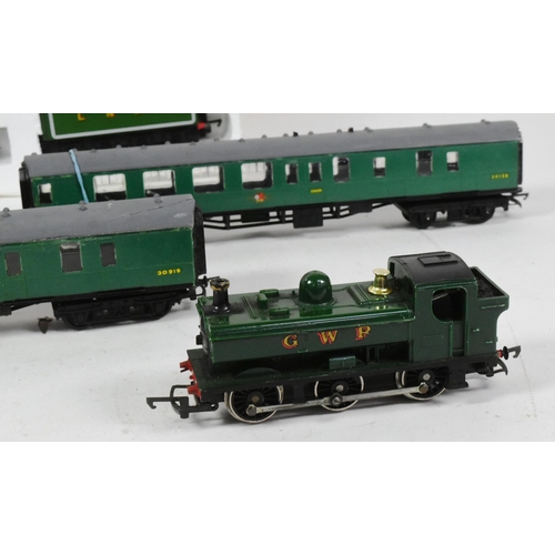 180 - Model Railway - a collection of assorted OO gauge model railway trainset locomotive engines and coac... 