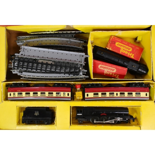 185 - Model Railway - a collection of vintage Triang OO gauge model railway trainset items comprising; R1X... 