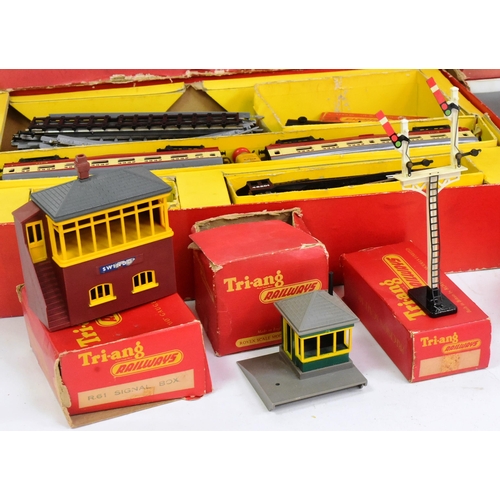 185 - Model Railway - a collection of vintage Triang OO gauge model railway trainset items comprising; R1X... 