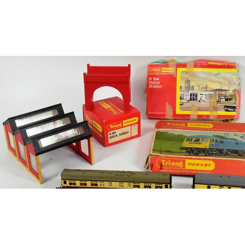 193 - Model Railway - a collection of vintage Triang Hornby OO gauge model railway trainset locomotive eng... 