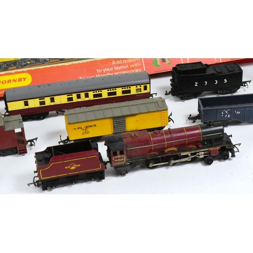 193 - Model Railway - a collection of vintage Triang Hornby OO gauge model railway trainset locomotive eng... 