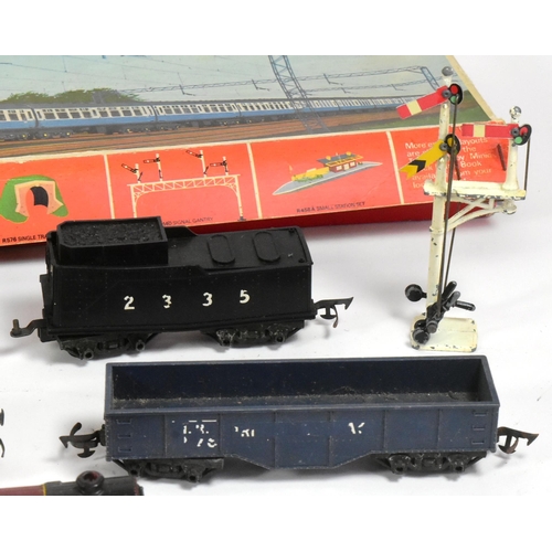 193 - Model Railway - a collection of vintage Triang Hornby OO gauge model railway trainset locomotive eng... 