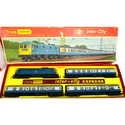 193 - Model Railway - a collection of vintage Triang Hornby OO gauge model railway trainset locomotive eng... 