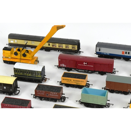 194 - Model Railway - a collection of assorted OO gauge model railway trainset locomotive rolling stock wa... 