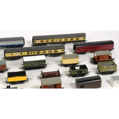 194 - Model Railway - a collection of assorted OO gauge model railway trainset locomotive rolling stock wa... 