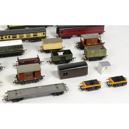 194 - Model Railway - a collection of assorted OO gauge model railway trainset locomotive rolling stock wa... 