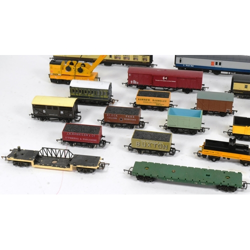 194 - Model Railway - a collection of assorted OO gauge model railway trainset locomotive rolling stock wa... 