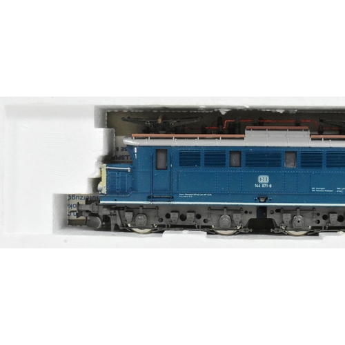 207 - Model Railway - a vintage Roco (Austria) HO / OO gauge model railway trainset locomotive No. 4131B
 ... 