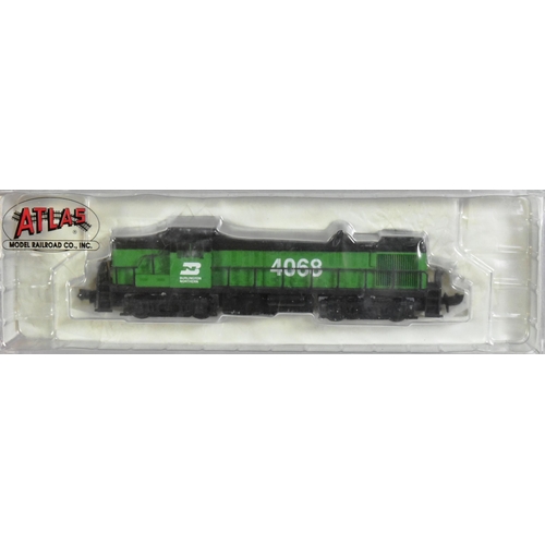 213 - Model Railway - x2 N gauge trainset locomotive engines, comprising of; an Atlas no. 42001 Alco RS-3 ... 