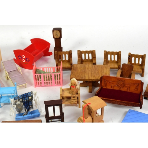 220 - Doll's House Furniture - a large quantity of assorted scale vintage Dolls House furniture. Various d... 