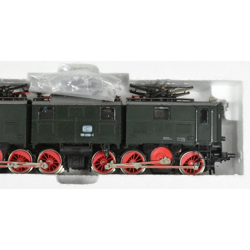 226 - Model Railway - a vintage Roco (Austria) HO / OO gauge model railway trainset locomotive No. 4139 Cl... 