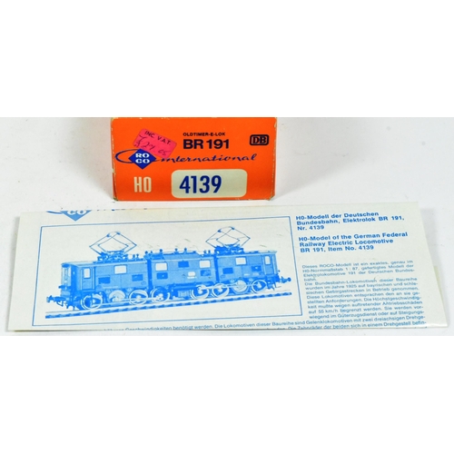 226 - Model Railway - a vintage Roco (Austria) HO / OO gauge model railway trainset locomotive No. 4139 Cl... 