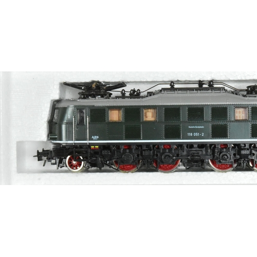 237 - Model Railway - a vintage Roco (Austria) HO / OO gauge model railway trainset locomotive No. 4141 C ... 