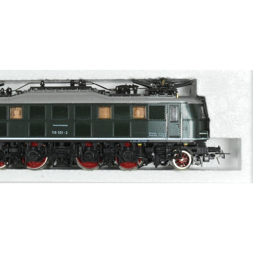 237 - Model Railway - a vintage Roco (Austria) HO / OO gauge model railway trainset locomotive No. 4141 C ... 