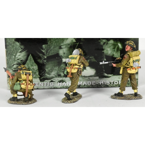 239 - King & Country - an original King & Country 1/30 scale hand painted model set No. DD108 Bren Gun Tea... 