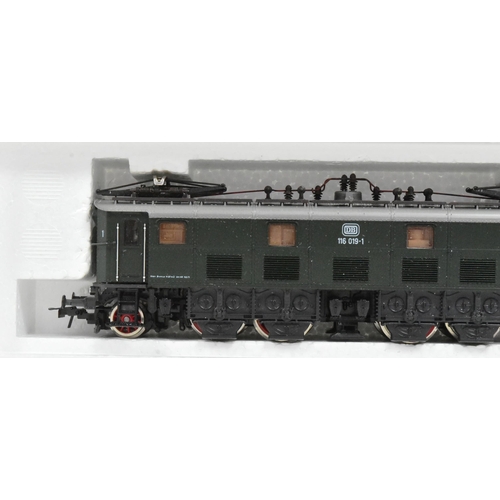 246 - Model Railway - a vintage Roco (Austria) HO / OO gauge model railway trainset locomotive No. 4143 Cl... 