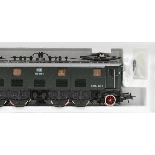 246 - Model Railway - a vintage Roco (Austria) HO / OO gauge model railway trainset locomotive No. 4143 Cl... 