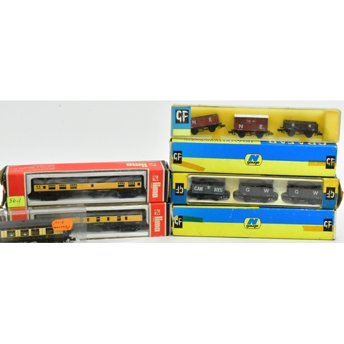 252 - Model Railway - a collection of N gauge rolling stock and accessories from various brands, such as P... 