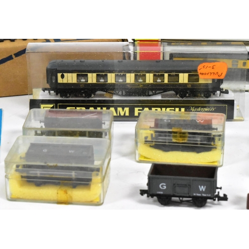 252 - Model Railway - a collection of N gauge rolling stock and accessories from various brands, such as P... 