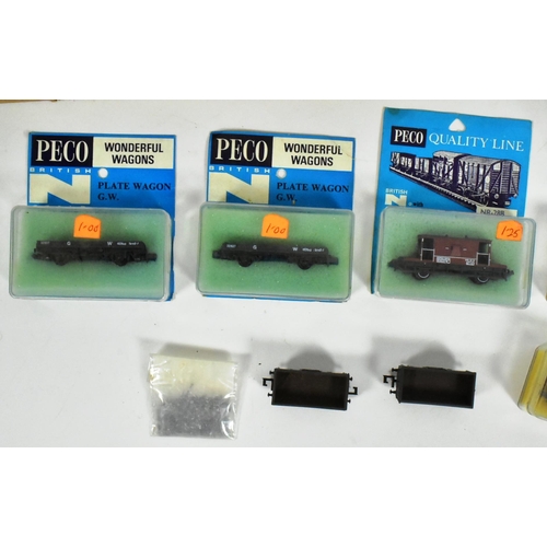 252 - Model Railway - a collection of N gauge rolling stock and accessories from various brands, such as P... 