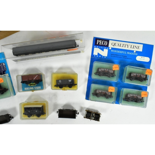 252 - Model Railway - a collection of N gauge rolling stock and accessories from various brands, such as P... 