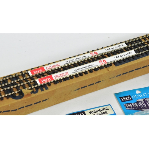 252 - Model Railway - a collection of N gauge rolling stock and accessories from various brands, such as P... 