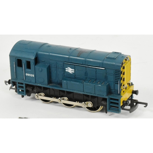 256 - Model Railway - a collection of x5 Triang / Hornby and Lima OO gauge model railway trainset locomoti... 