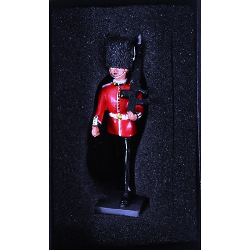 300 - Toy Soldiers - a collection of assorted toy soldiers to include vintage Britains lead figures of Bri... 