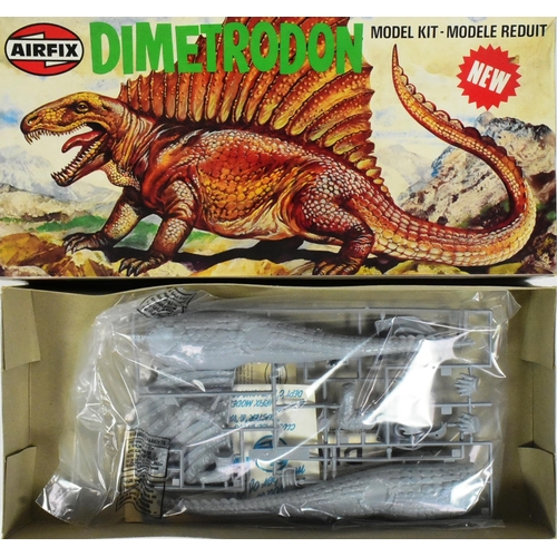 352 - Model Kits - a collection of vintage plastic model kits of various scales and makers to include; Mat... 