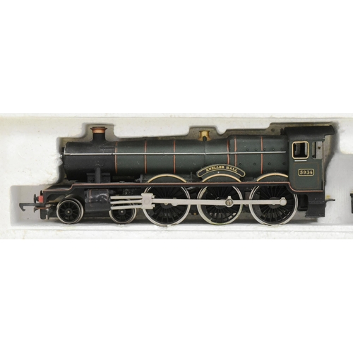 381 - Model Railway - x4 Hornby and Airfix OO gauge model railway trainset locomotive engines comprising; ... 