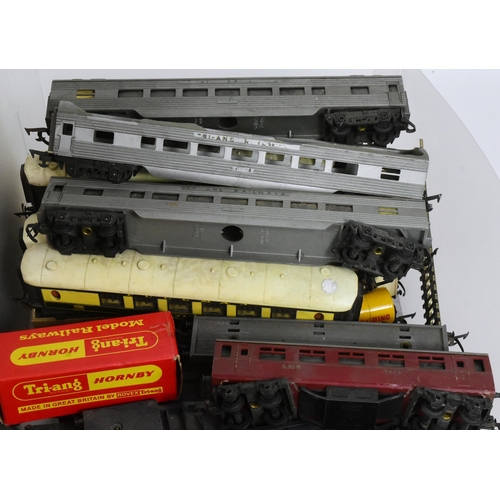 385 - Model Railway - a collection of vintage OO gauge model railway trainset locomotives, rolling stock w... 