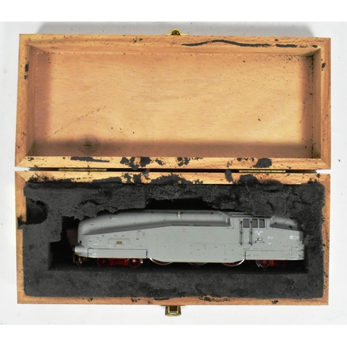 52 - Model Railway - a vintage Rivarossi OO gauge trainset locomotive engine, no. 1330, 2-3-2 BR 61 001. ... 