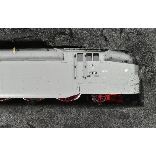 52 - Model Railway - a vintage Rivarossi OO gauge trainset locomotive engine, no. 1330, 2-3-2 BR 61 001. ... 