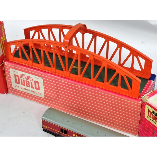 64 - Model Railway - A collection of Hornby Dublo / Triang trainset locomotive engines and accessories. C... 