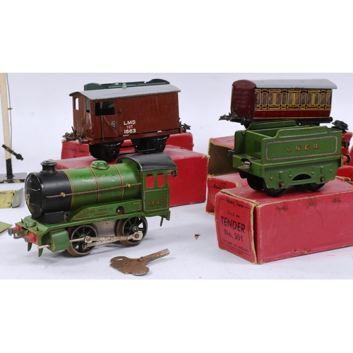 72 - Model Railway - a collection of vintage Hornby tinplate and clockwork O gauge model railway trainset... 