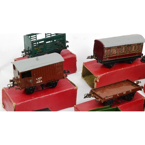 72 - Model Railway - a collection of vintage Hornby tinplate and clockwork O gauge model railway trainset... 