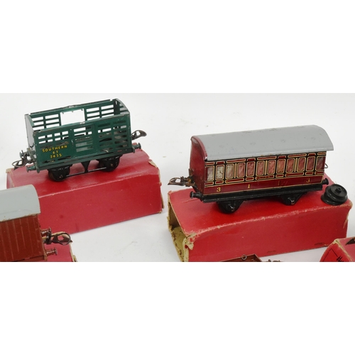 72 - Model Railway - a collection of vintage Hornby tinplate and clockwork O gauge model railway trainset... 