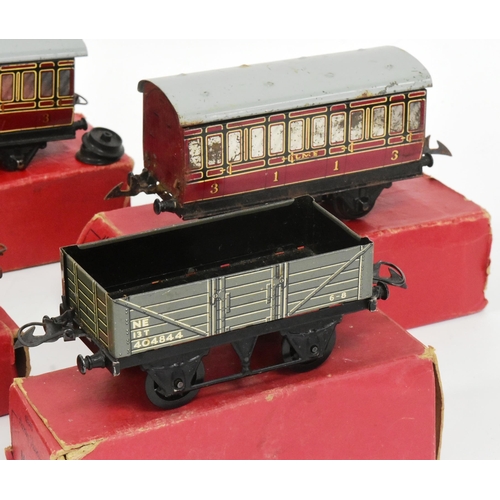 72 - Model Railway - a collection of vintage Hornby tinplate and clockwork O gauge model railway trainset... 