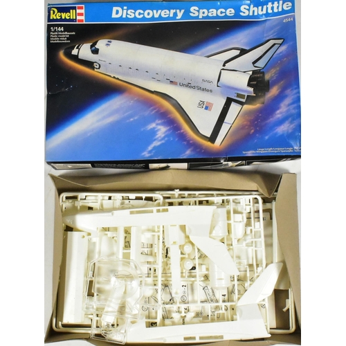 79 - Model Kits - x2 Revell made plastic model kits of Space interest comprising 1/144 Discovery Space Sh... 