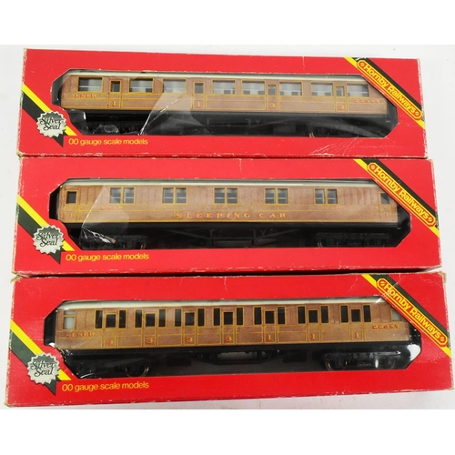 93 - Model Railway - a collection of x11 Hornby OO gauge model railway trainset locomotive rolling stock ... 